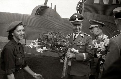 Heinrich Himmler, jefe de la guardia personal de Hitler (SS) y de la policía política del régimen alemán (Gestapo), a su llegada al aeródromo del Prat de Llobregat