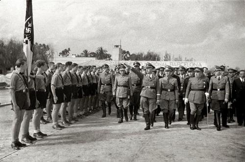 Heinrich Himmler, jefe de la guardia personal de Hitler (SS) y de la policía política del régimen alemán (Gestapo), a su llegada al aeródromo del Prat de Llobregat