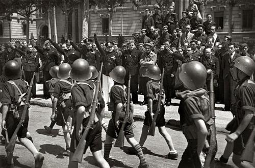 Desfile de las Flechas Navales de la Organización Juvenil de FET y de las JONS ante el conde de Pace y otras personalidades italianas