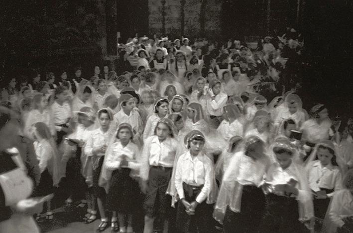 Primera comunión de mil quinientos niños organizada por Auxilio Social de la sección femenina de Falange en la catedral de Barcelona