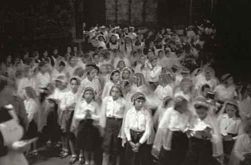Primera comunión de mil quinientos niños organizada por Auxilio Social de la sección femenina de Falange en la catedral de Barcelona