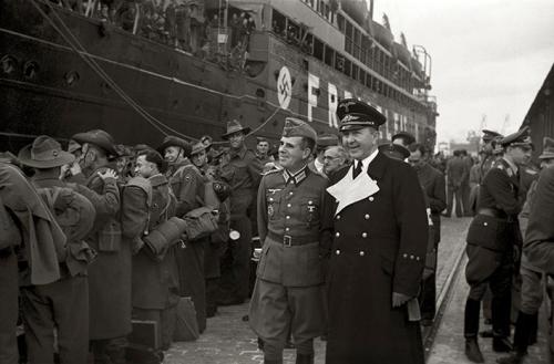 Hans Heinrich Dieckhoff, embajador de Alemania en España, presencia la operación de canje de prisioneros de guerra alemanes y británicos. Puerto de Barcelona