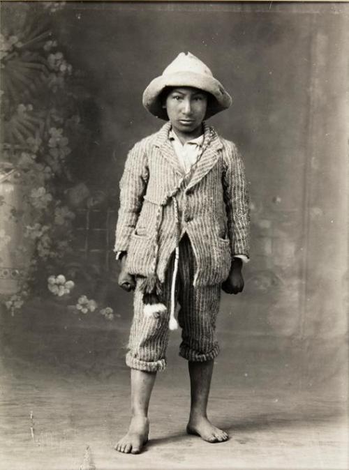 Niño campesino en el estudio