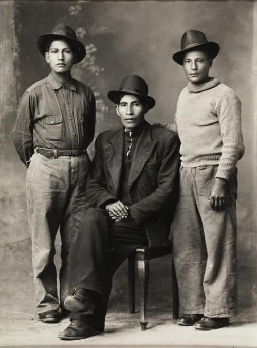 Retrato de tres hombres en el estudio