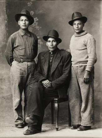 Retrato de tres hombres en el estudio