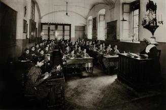 Niñas en clase en la Casa Provincial de la Caridad