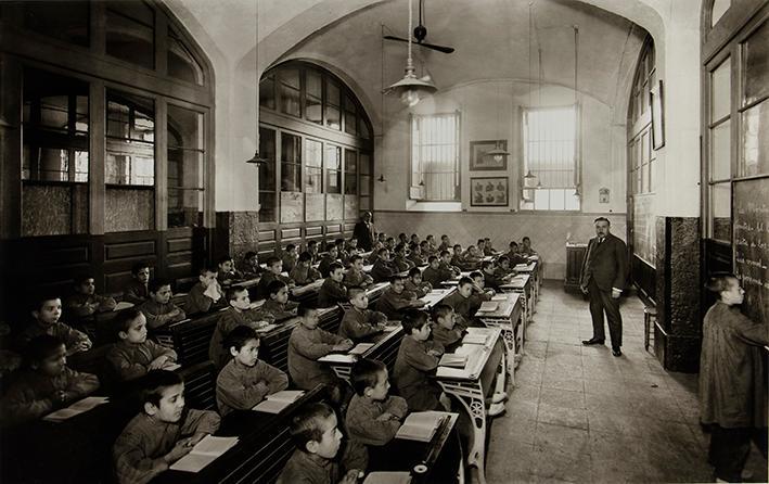 Niños en una clase en la Casa Provincial de la Caridad