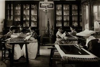 Mujeres en la sala de bordados de la Casa Provincial de la Caridad