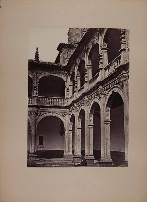 Salamanca. Patio del colegio de Santiago, de Berruguete