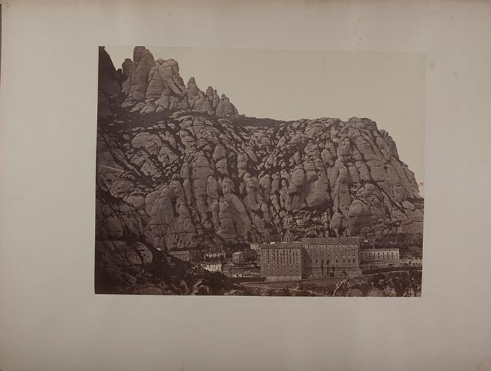 Montserrat. Vista lateral del Monasterio por la Escolanía