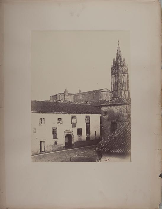 Oviedo. Vista de la calle y la torre de la Catedral