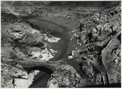 Vista del curso de un río en un valle rocoso