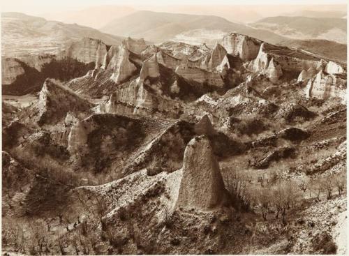 Paisaje de montaña rocoso