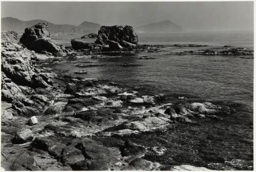 Vista de orilla rocosa y mar