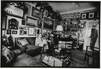 Retrato de un hombre en una habitación con colección de artículos militares