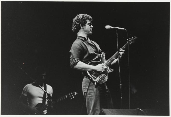 Guitarrista y cantante durante un concierto