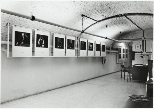 Exposición de retratos de Rafael Sanz Lobato en un taller