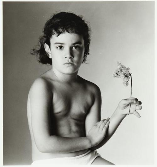 Retrato de niña con una flor