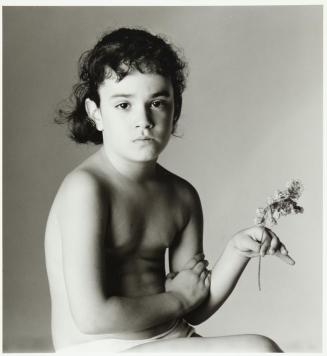 Retrato de niña con una flor