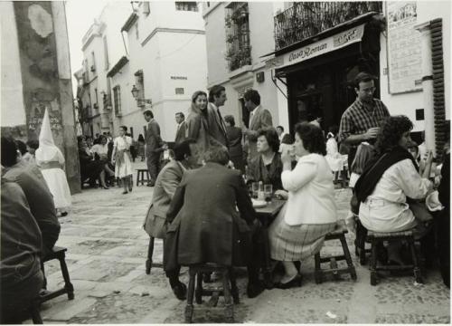 Grupo de personas sentadas en la terraza del bar-café Román