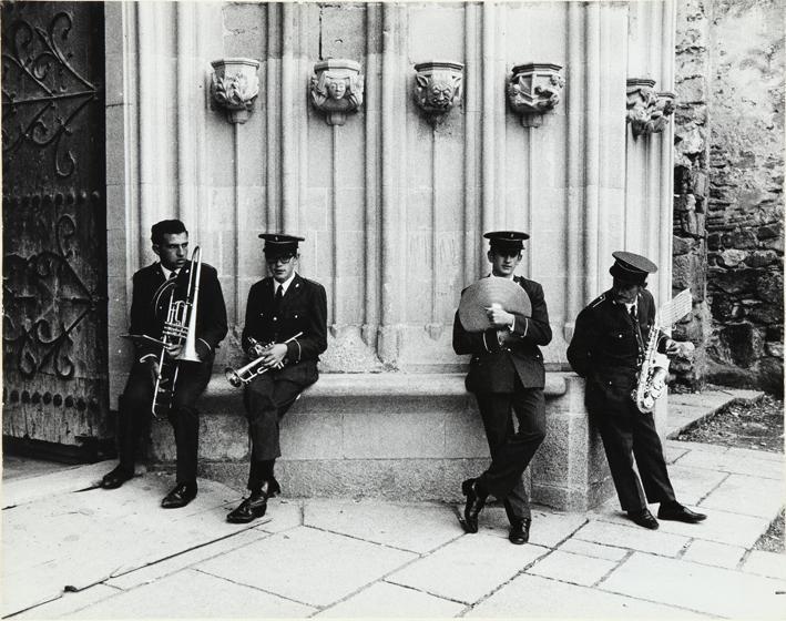 Cuatro músicos en la puerta de una iglesia