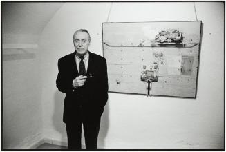 Retrato de hombre junto a pintura