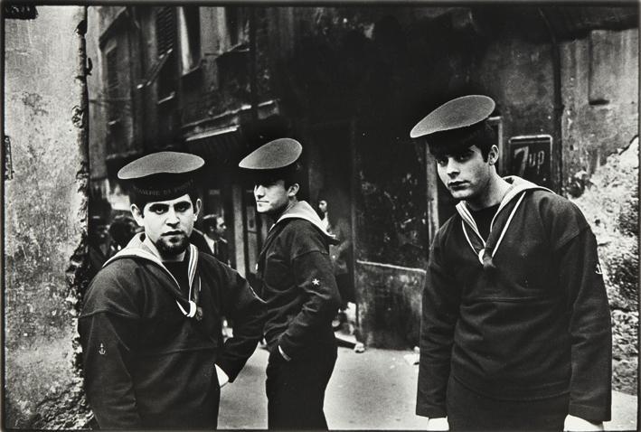 Grupo de marineros en una calle de Génova