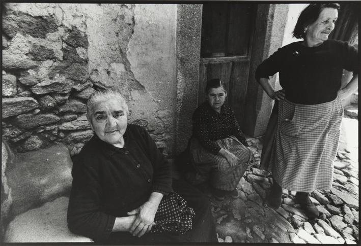 Tres mujeres en la puerta de una casa de pueblo