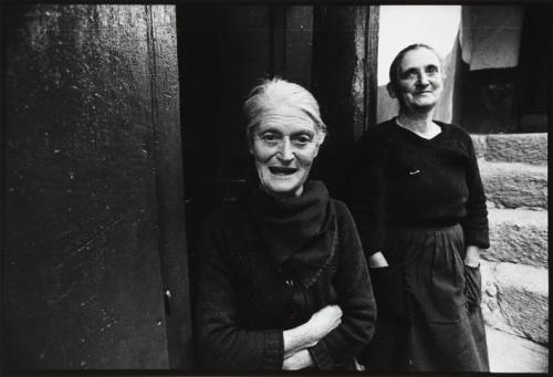 Dos mujeres en la puerta de una casa