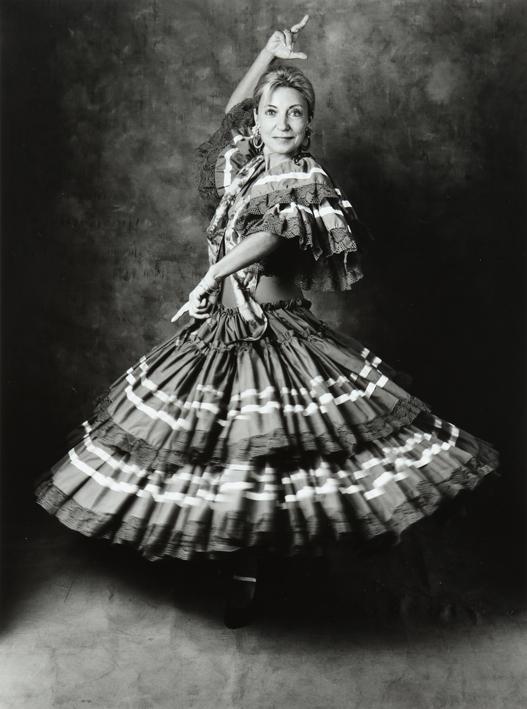 Retrato de mujer bailando con traje de sevillana