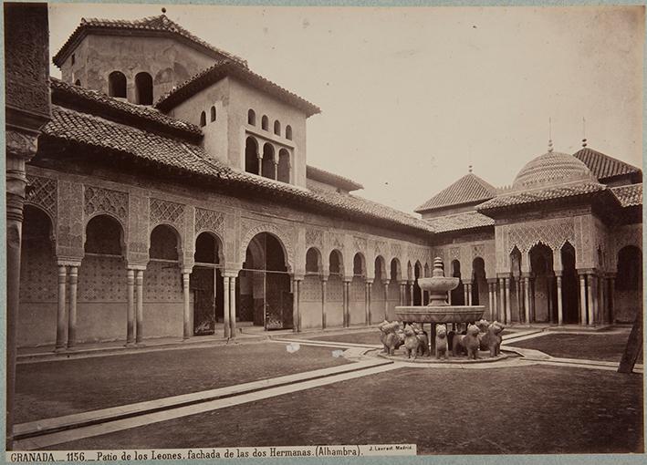 Granada. Patio de los Leones, fachada de las Dos Hermanas (Alhambra)