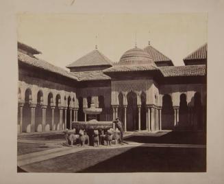 La Alhambra. Patio de los leones, con un hombre junto a la fuente