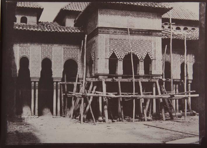 Templete oriental del patio de los Leones con andamiaje