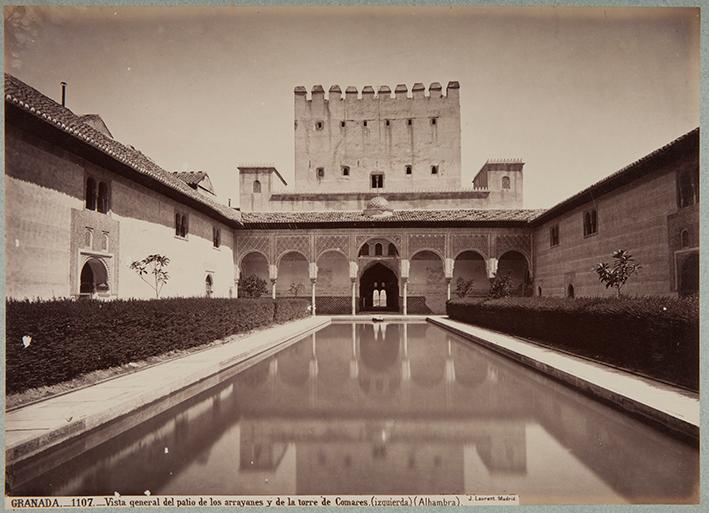 Granada. Vista general del patio de Arrayanes y de la torre de Comares (izquierda). (Alhambra)