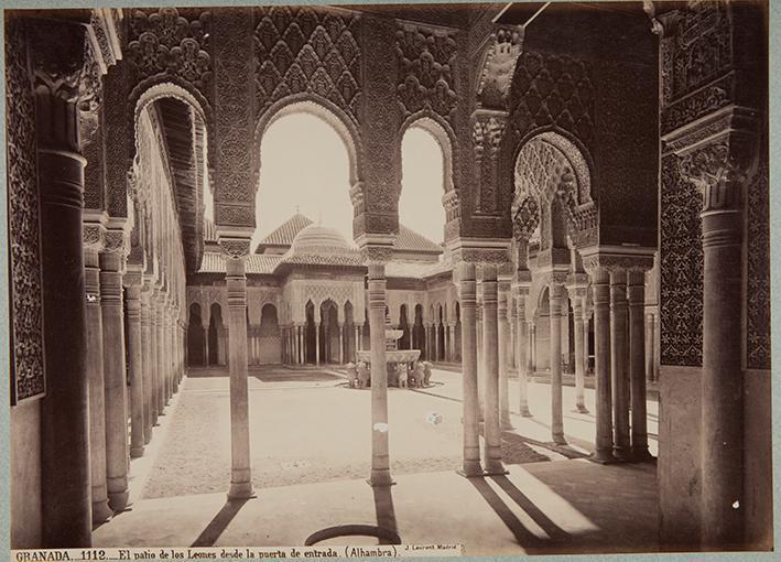 El patio de los Leones desde la puerta de entrada (Alhambra)