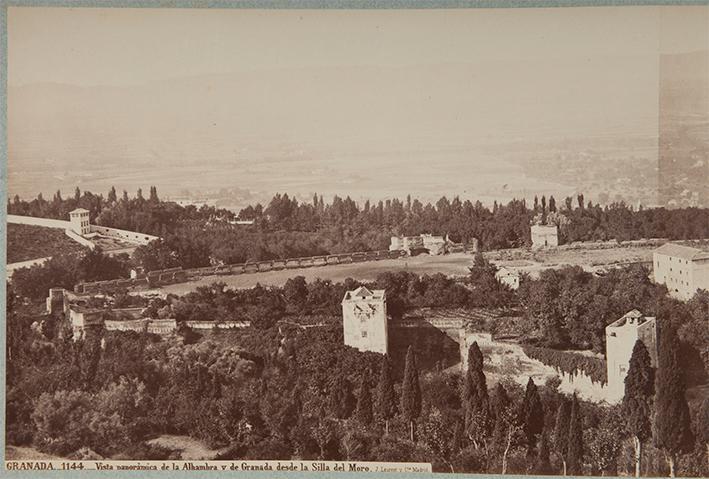 Granada. Vista panorámica de la Alhambra y de Granada desde la Silla del Moro