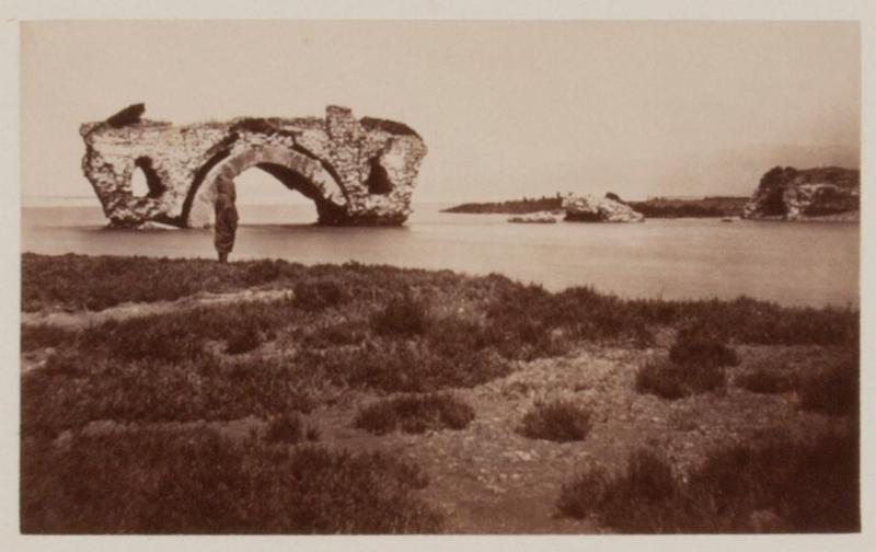 Ruinas semicubiertas por el agua