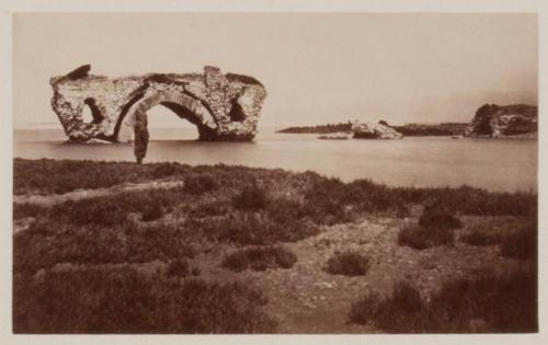 Ruinas semicubiertas por el agua