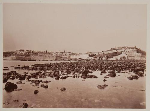 Vista de población, tomada desde el mar