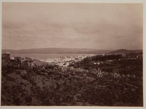 Vista de ciudad junto al mar