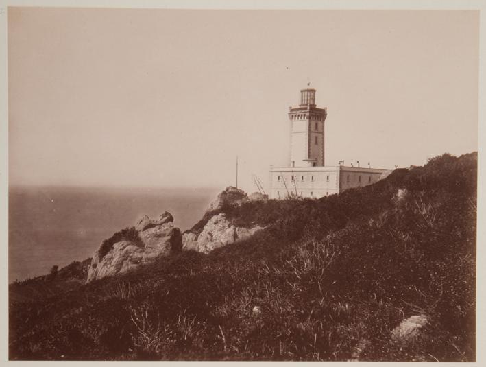 Faro y ladera de un monte