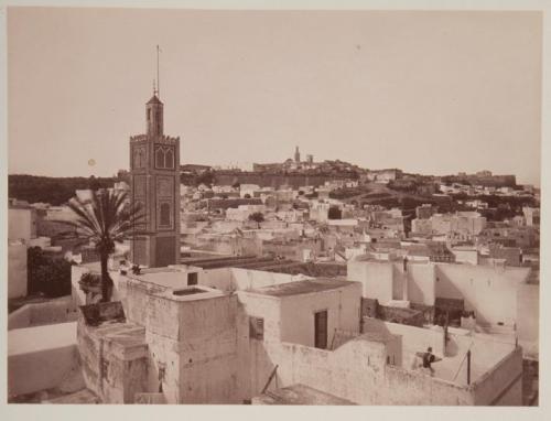 Marruecos. Vista de ciudad con minarete