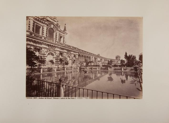 Sevilla. Jardines del Alcázar. Estanque y galería de Don Pedro I