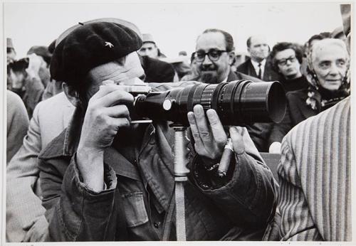 Ernesto Che Guevara fotografiando con su cámara, en la plaza de la revolución