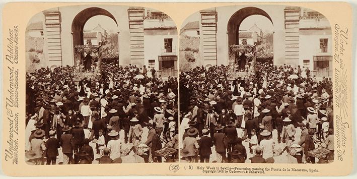 La Semana Santa en Sevilla. Procesión pasando por la Puerta de la Macarena