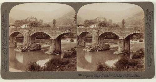 Un pintoresco puente y casas en las montañas del norte de España, entre San Sebastián y Bilbao