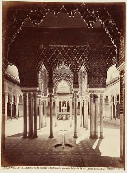 Granada. Interior de la galería y del templete poniente del patio de los Leones (Alhambra)