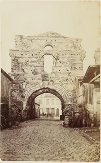 (Arco antiguo de entrada a la ciudad)