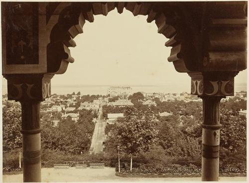 (Vista de la ciudad desde un arco neoárabe)