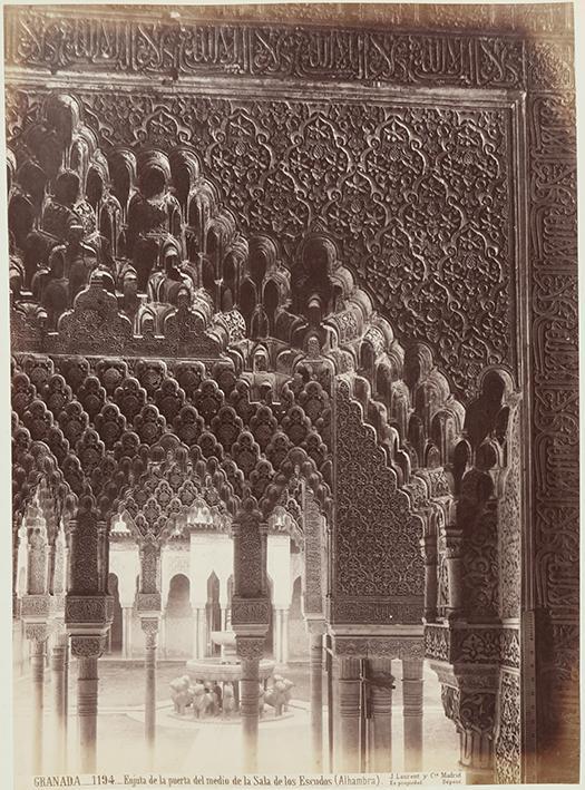 Granada. Enjuta de la puerta del medio de la Sala de los Escudos (Alhambra)